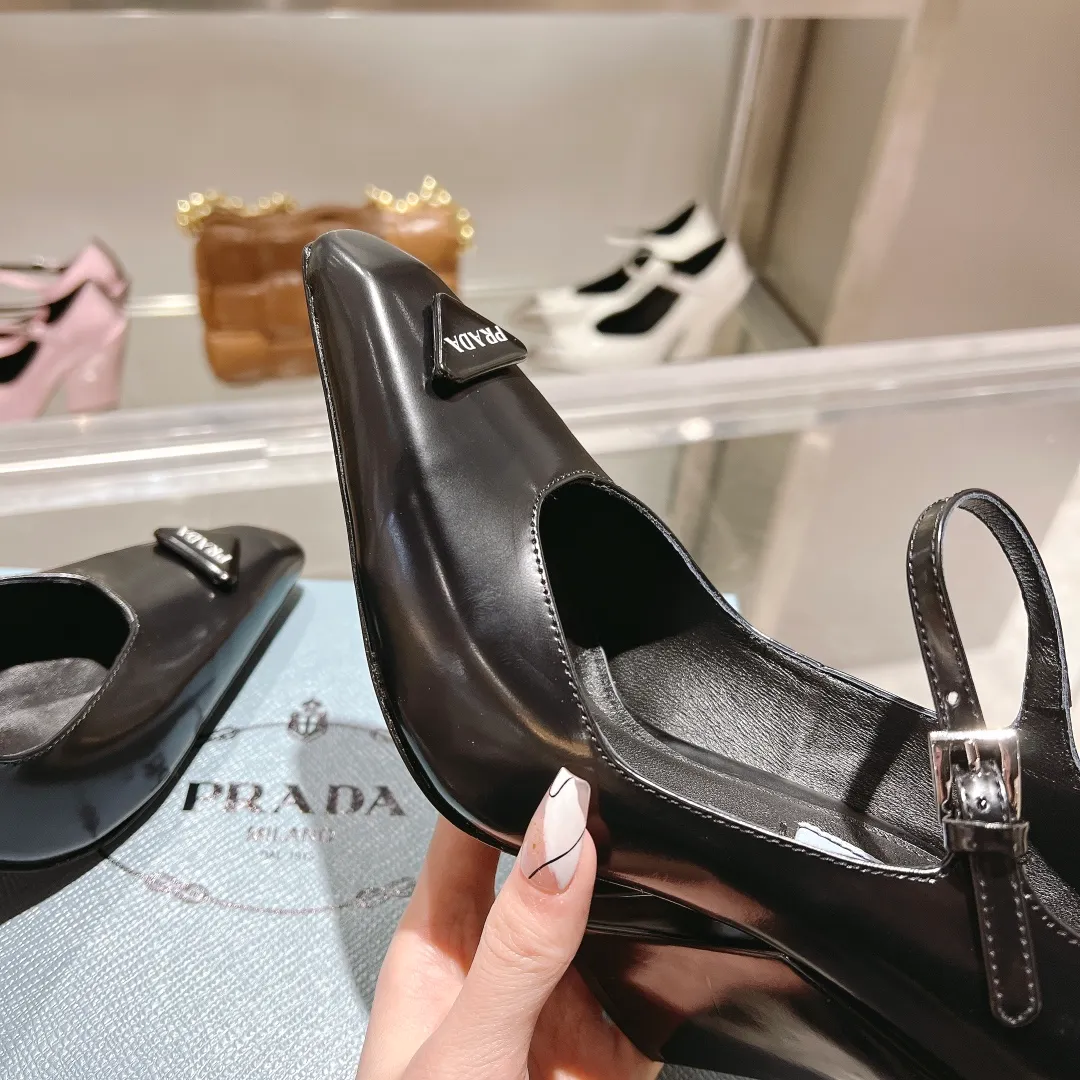 👟👟Ex-factory price 600👟👟 🏧🏧 PRADA ²⁰²²𝐬𝐬Prada’s new product, prada22/23ss “T-stage show style”, the most popular large block heels and wedge-heeled shoes in the ordering conference, (original top-grade open-edge beaded cowhide leather, 3D electronic spray painting color effect. 2 styles are grandly launched.) ——————————————————❣️ The 2022S/23S PRADA autumn and winter new styles are so good-looking. Internet celebrities from all over the world have planted popular models, awakening the imagination of skirt trains, corset ribs and corset curves, streamlined to the extreme ~ super hot series of hot products, iconic logo small leather bag with buckle.  Prada spring 2022's latest electronic inkjet technology, coupled with a small square toe, allows the autumn and winter models to evolve the same look, showing two different styles through different makeup, hair and body shapes with 8.5cm thick heels. Autumn singles and boots are equally charming, and the styles presented are also wonderful!  This season's Prada styles are simpler in design than before. They don't deliberately pursue a trendy or sporty feel. The overall look is natural, and the colors are not too bright. They are so beautiful when paired with a large pointed wedge heel. 😋The original shoes are developed and purchased from Italian counters, and are reproduced 1:1 according to the original taste. The sloped block heel and concave and convex shape are the same as the original. 💛❤️ ⚛ Mixed sheepskin lining is breathable and comfortable, genuine leather outsole ⚛Ready for sale Size: 35-39 (40 customized) ⚛Multiple colors, all official colors can be produced.
